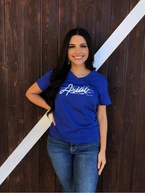 ARIAT – REAL Logo Script Classic Fit Tee (MAZARINE BLUE) size medium - v neck